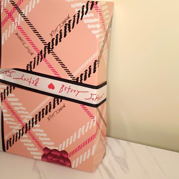 Betsey Johnson Gift Set Hat and Card Case Floral - Picture 6 of 11